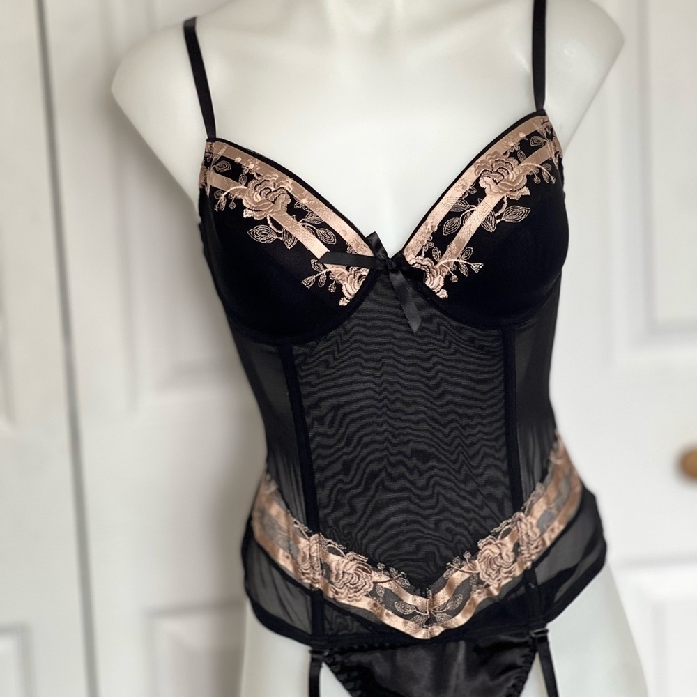 Vogue Vintage corset with golden embroidery